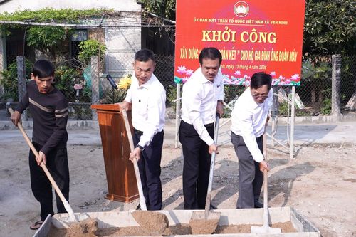 Mặt trận xã Vạn Ninh khởi công xây dựng nhà Đại đoàn kết