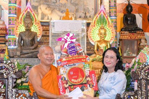 Phó Chủ tịch Hội đồng Dân tộc thăm, chúc Tết Chôl Chnăm Thmây