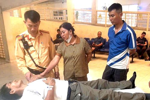 Được CSGT giúp đỡ kịp thời, người đàn ông đột quỵ trên đường được cứu sống