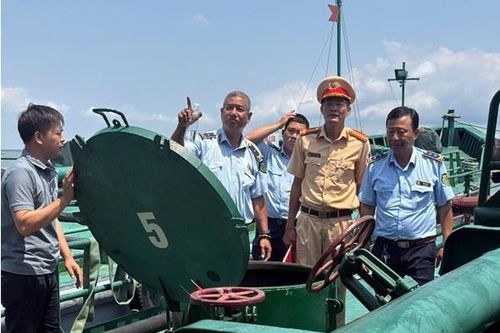Phát hiện tàu chở 10.000 lít dầu DO lậu neo tại TP.HCM