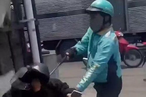 Công an vào cuộc điều tra người mặc áo xe ôm công nghệ lấy hung khí đánh người ở TPHCM
