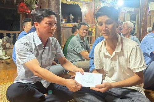Lãnh đạo xã Bắc Quang thăm hỏi gia đình cháu bé tử vong do đuối nước