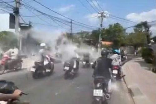 Vĩnh Long: Xác minh nhóm thanh niên chạy xe, ném bột mù mịt trên đường