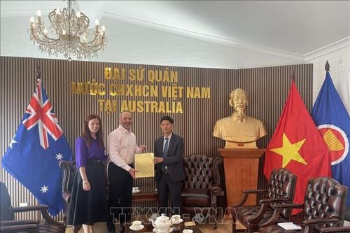 Con trai cựu binh Australia trao lại cuốn nhật ký của liệt sĩ QĐND Việt Nam
