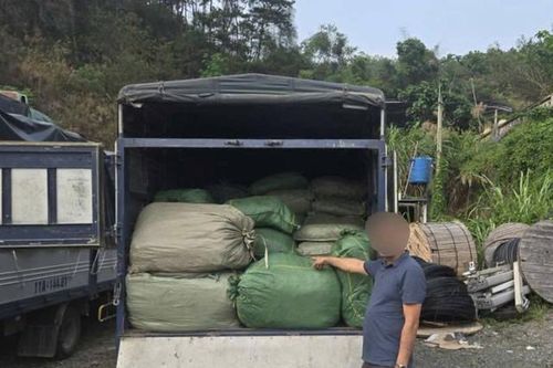 Tạm giữ xe chở hơn 2,6 tấn nguyên liệu thuốc lá không rõ nguồn gốc đang đi tiêu thụ