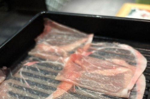 Chuỗi buffet nổi tiếng xin lỗi vì phục vụ phần thịt heo 'xuyên thấu'
