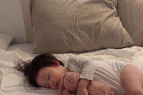 Mẹ càng để bé chơi hăng trước giờ ngủ, bé càng tỉnh táo khó đi vào giấc ngủ