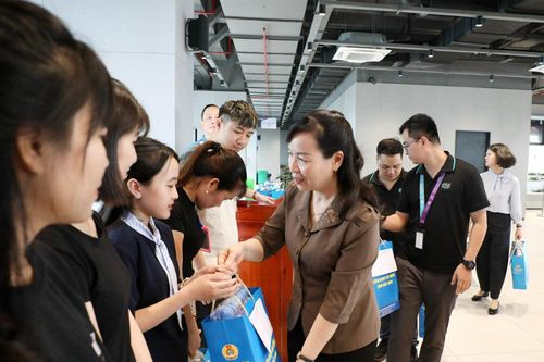 Chủ tịch Ủy ban MTTQ tỉnh Nguyễn Thị Hà thăm, động viên doanh nghiệp và người lao động