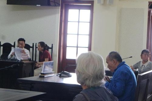 Bị chém bằng 3 con dao, vợ vẫn xin giảm án cho chồng