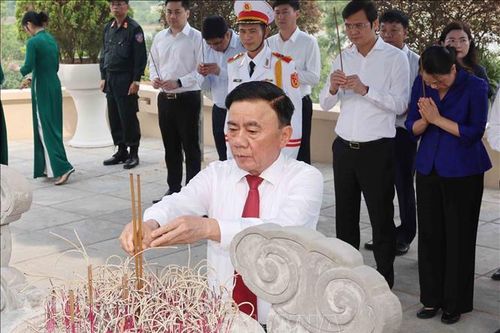 Thường trực Ban Bí thư dâng hương tưởng niệm Tổng Bí thư Trần Phú tại Hà Tĩnh