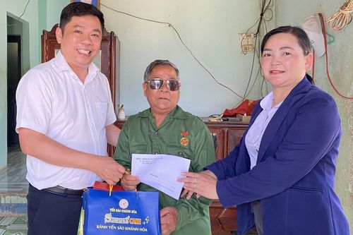 Xã Tây Khánh Sơn thăm, tặng quà người có công với cách mạng
