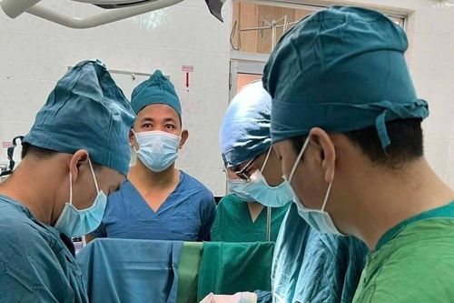 Phẫu thuật cấp cứu cho bệnh nhân bị cành gỗ đâm xuyên ngực, bụng
