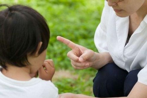 Nhật ký nửa đêm: Người mẹ quát con rồi trốn vào nhà vệ sinh khóc nức nở