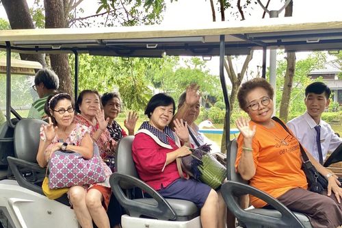 Du khách đổ về các khu du lịch trong ngày đầu kỳ nghỉ lễ 30/4-1/5