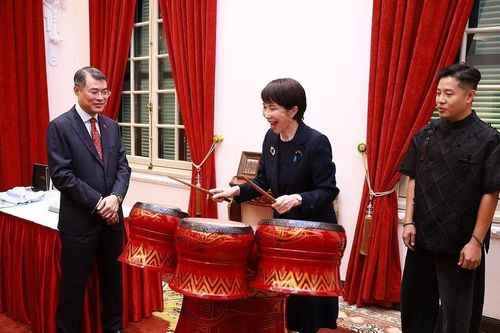 Thủ tướng Nhật Bản trải nghiệm đánh trống truyền thống Việt Nam