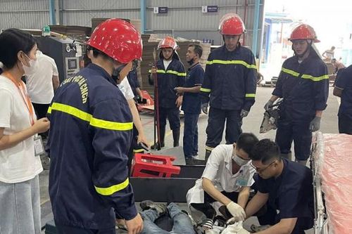 Kịp thời cứu nạn công nhân bị cuốn tay vào máy in công nghiệp ở Bắc Ninh