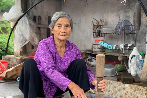 Cụ bà U100 ở Ninh Bình tự nấu cơm bếp củi, làm vườn, đạp xe đi chợ bán rau