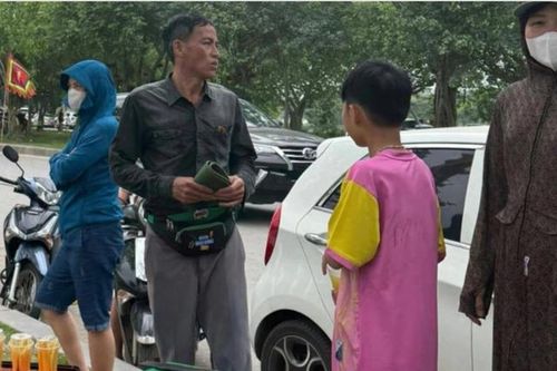 Người bán nước lao xuống hồ sâu cứu vận động viên: Khoảnh khắc lay động lòng người