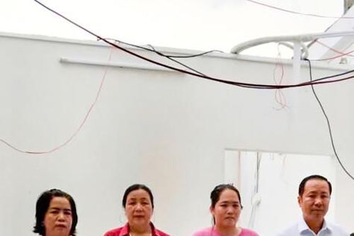 Xã Phong Hiệp thăm hỏi, hỗ trợ hộ dân thiệt hại tài sản do dông lốc