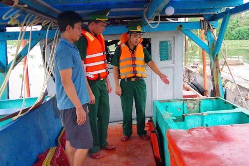 Hải đoàn Biên phòng 28 phát hiện tàu chở khoảng 16.000 lít dầu DO không giấy tờ hợp lệ