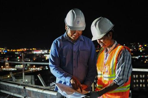 Xuyên đêm thi công, đẩy nhanh tiến độ công trình y tế trọng điểm