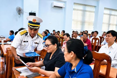 Lữ đoàn 171 tuyên truyền biển, đảo cho ngư dân