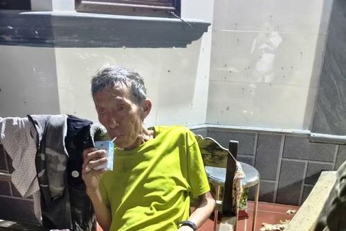Cụ ông mang theo vàng đi lạc và kiệt sức trong rừng keo tại Huế