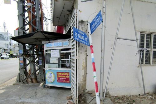 Cần dựng lại trụ biển báo tên đường