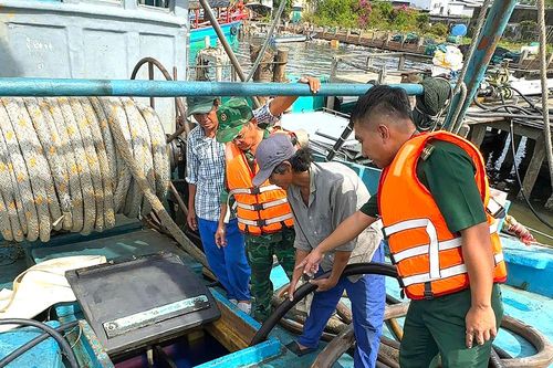 Bắt giữ tàu chở hơn 31.000 lít dầu không rõ nguồn gốc