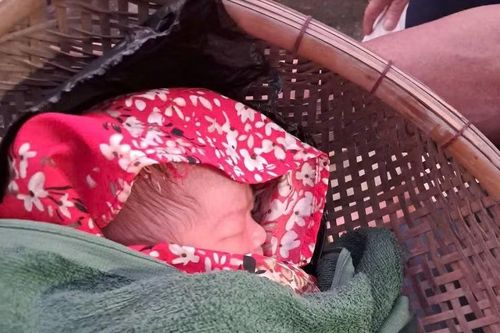 Tìm người thân bé sơ sinh bị bỏ rơi giữa ruộng ở TPHCM