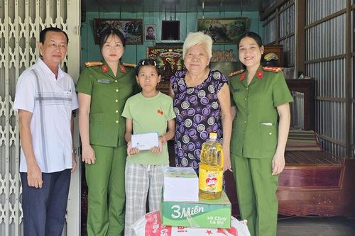 Khi nữ công an trở thành người mẹ thứ hai