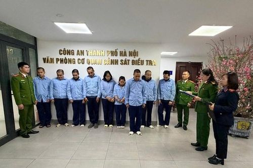 Hai ô tô liên quan vụ lừa đảo 318 tỉ đồng bị ngân hàng mang ra đấu giá