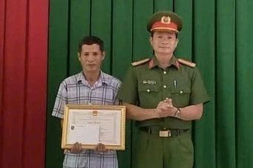 Tặng giấy khen cho người lao xuống sông cứu nữ sinh tự tử