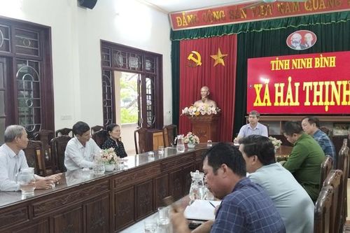 Đình chỉ kinh doanh người phụ nữ gom nước dừa thừa ở Ninh Bình