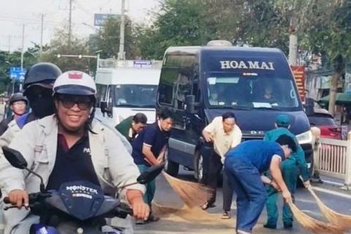 Lãnh đạo phường cùng dân quân xử lý dầu loang trên đường giúp người dân lưu thông an toàn