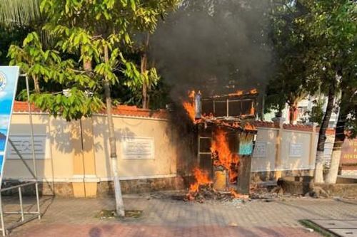 Lửa bùng phát, thiêu rụi trụ ATM