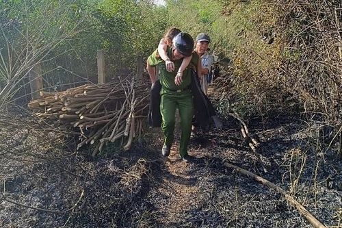 Đà Nẵng: Ngọn lửa bùng phát do gió lớn, một phụ nữ suýt mất mạng khi đốt rác