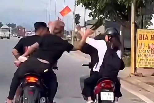 Bức xúc clip nhóm thanh niên 'kẹp 3' vi phạm hàng loạt lỗi, cầm dép đánh người đi đường
