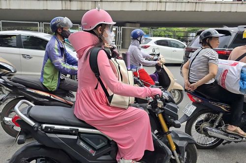 Đủ kiểu thời trang chống nắng ở Hà Nội
