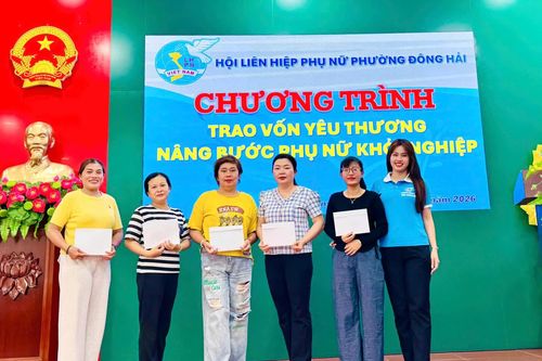 Hội Liên hiệp Phụ nữ phường Đông Hải trao vốn hỗ trợ phụ nữ khởi nghiệp