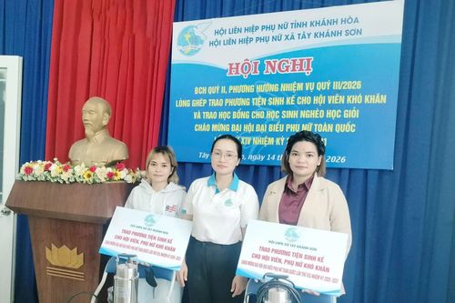 Hội Phụ nữ xã Tây Khánh Sơn trao sinh kế, học bổng cho phụ nữ và học sinh khó khăn