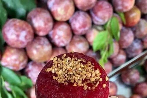 Ăn mận hậu có gây nóng trong và nổi mụn?