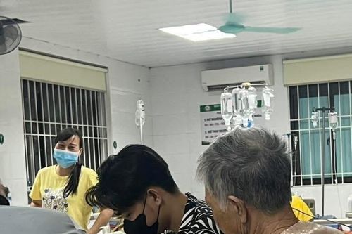 Bà 'quậy tung phòng bệnh', cách giải quyết của cháu trai khiến ai cũng nể