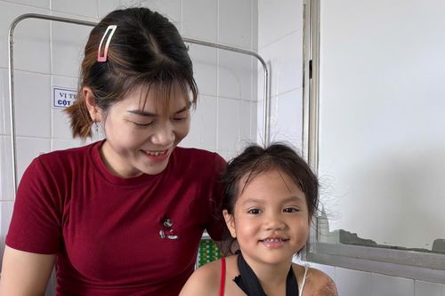 Cứu thành công cánh tay bé gái 5 tuổi bị tai nạn do áo chống nắng cuốn vào bánh xe máy