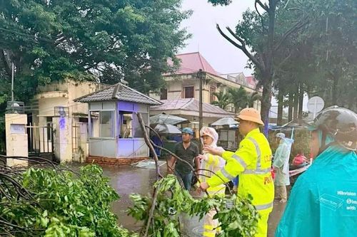 Xã Ea Kar khẩn trương khắc phục thiệt hại do mưa dông, lốc sét