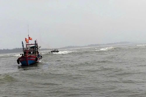 Trục vớt thành công 2 tàu cá bị chìm ở cửa Lạch Ghép