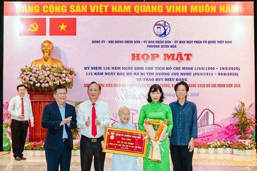 TP.HCM: Phường Xuân Hòa trao Huy hiệu Đảng dịp sinh nhật Bác