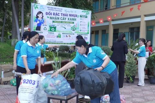Ngày hội 'Đổi rác thải nhựa - Nhận cây xanh' tại phường Cam Ranh