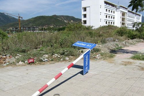 Cần dựng lại trụ biển báo tên đường