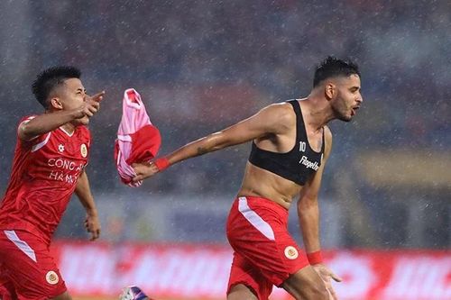 CLB CAHN vô địch V-League, đội bóng nào sẽ trụ hạng?